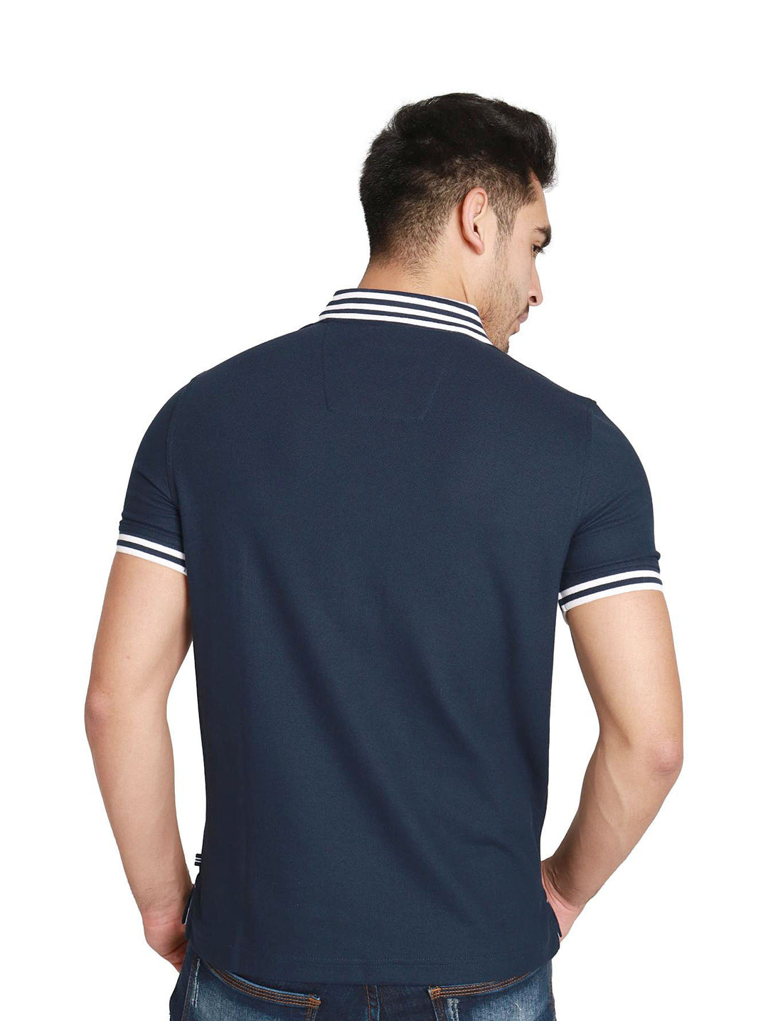 Hombre vistiendo playera polo Nautica color azul marino con detalles blancos en el cuello y mangas.