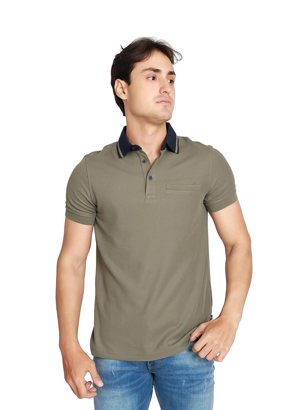 Hombre vistiendo playera polo Nautica color verde oliva con cuello azul marino y jeans azules.