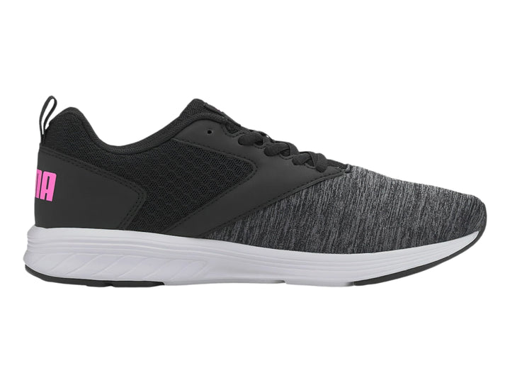 Tenis deportivos PUMA en color negro con suela blanca y detalles en rosa luminoso.