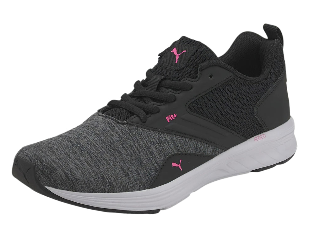 Tenis deportivos PUMA en color negro con suela blanca y detalles en rosa luminoso.