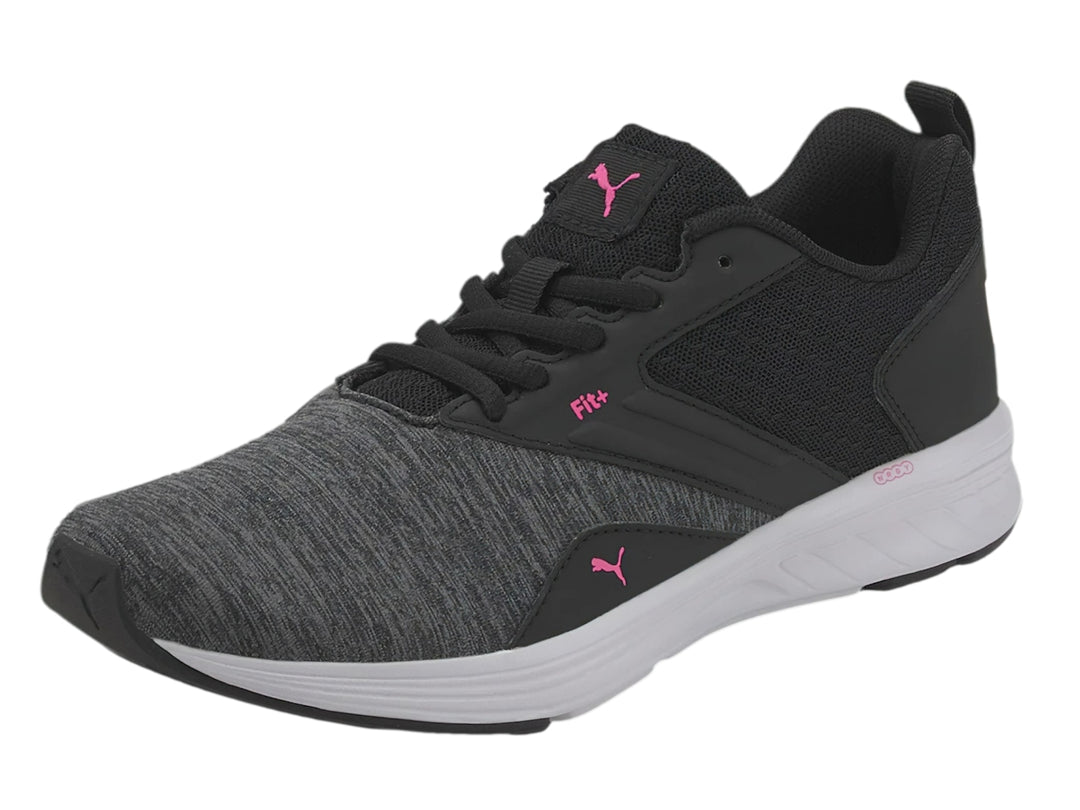Tenis deportivos PUMA en color negro con suela blanca y detalles en rosa luminoso.