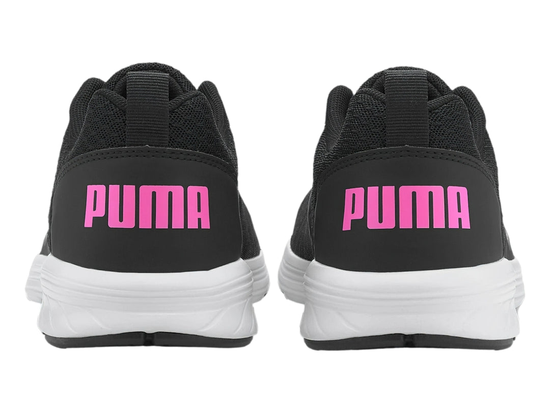 Tenis deportivos PUMA en color negro con suela blanca y detalles en rosa luminoso.