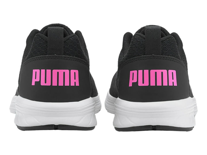 Tenis deportivos PUMA en color negro con suela blanca y detalles en rosa luminoso.