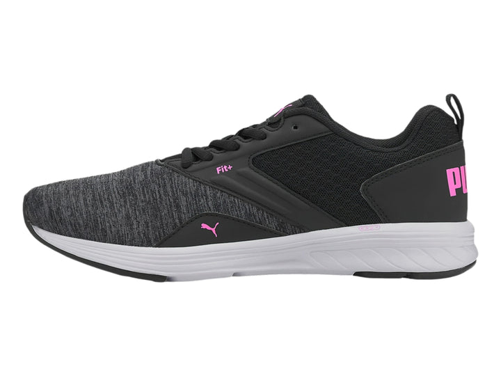Tenis deportivos PUMA en color negro con suela blanca y detalles en rosa luminoso.