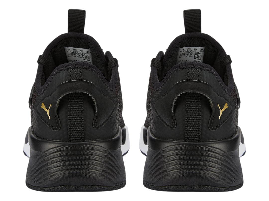 Tenis deportivos PUMA Retaliate 2 color negro con suela blanca y detalles dorados.