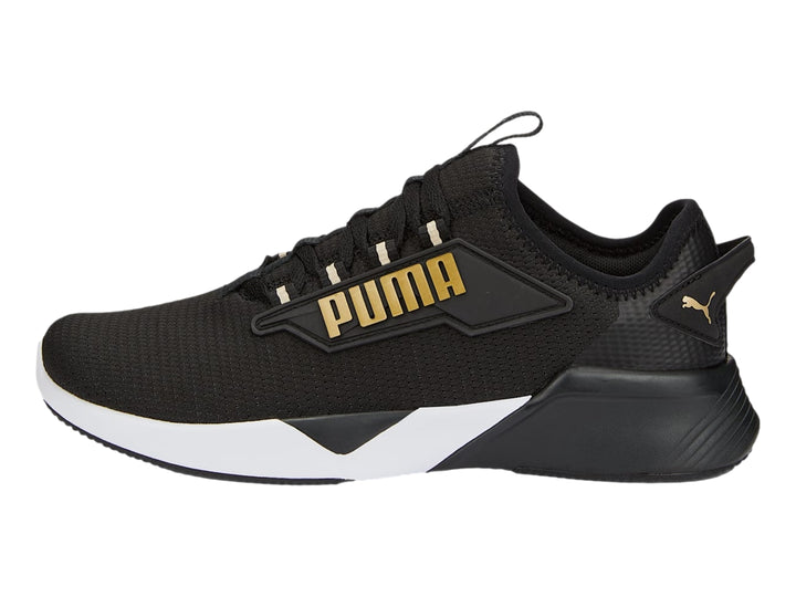 Tenis deportivos PUMA Retaliate 2 color negro con suela blanca y detalles dorados.