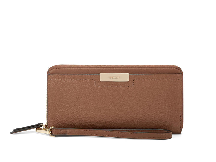 Cartera Nine West color tan con textura rugosa, cierre dorado y correa lateral para mano.