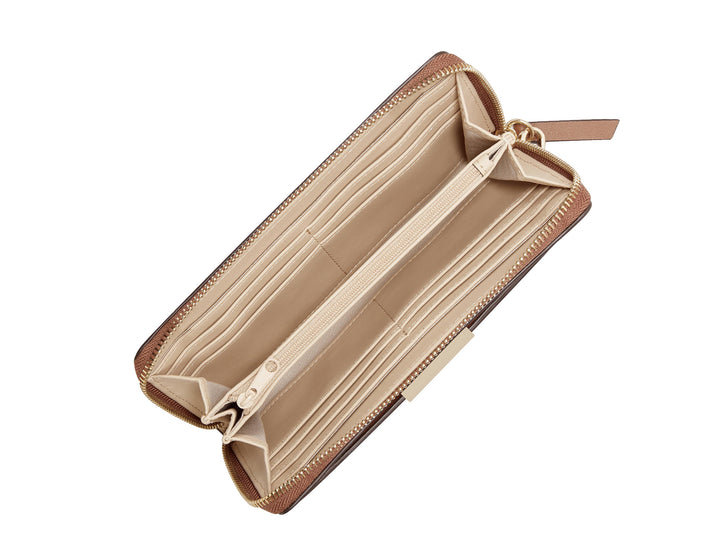 Cartera Nine West color tan con textura rugosa, cierre dorado y correa lateral para mano.