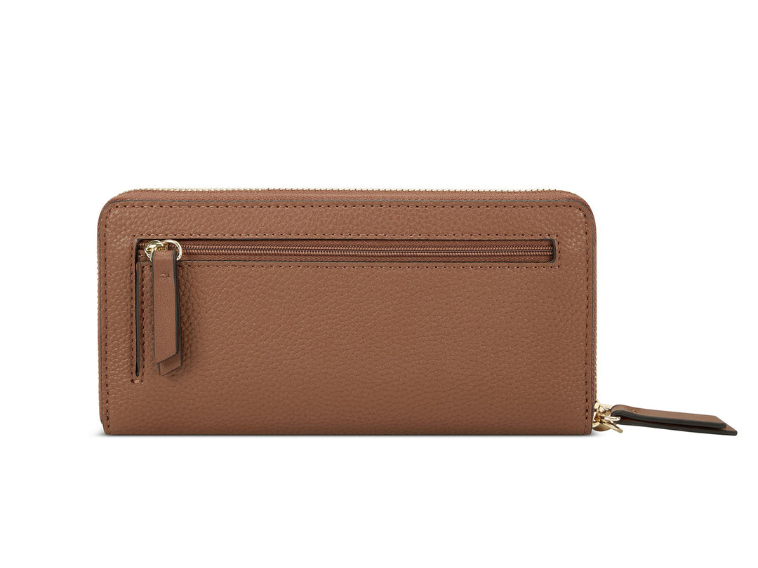 Cartera Nine West color tan con textura rugosa, cierre dorado y correa lateral para mano.
