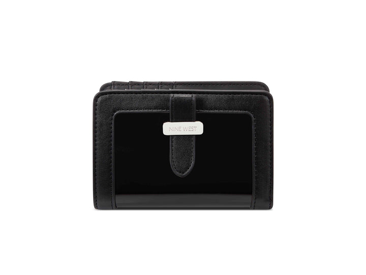 Cartera Nine West color negro con panel frontal brillante y cierre de correa central.