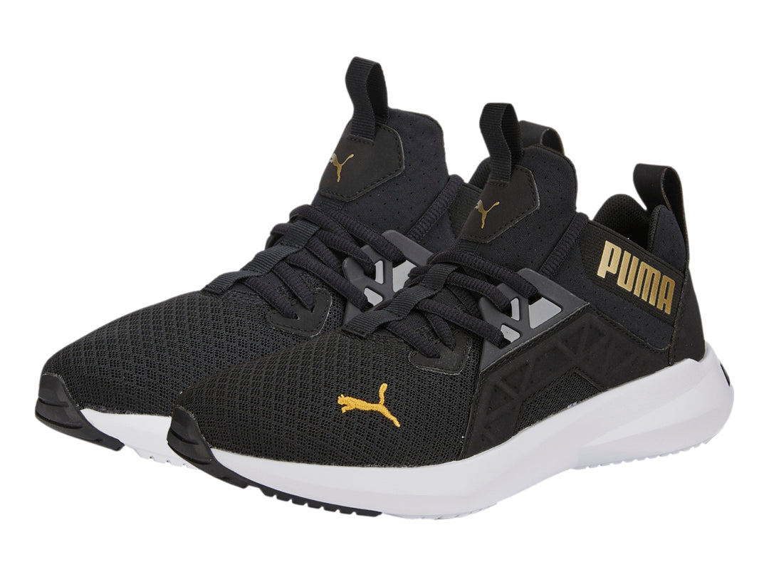 Tenis deportivos PUMA color negro con suela blanca y tejido de malla.