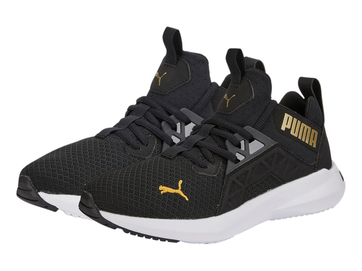 Tenis deportivos PUMA color negro con suela blanca y tejido de malla.