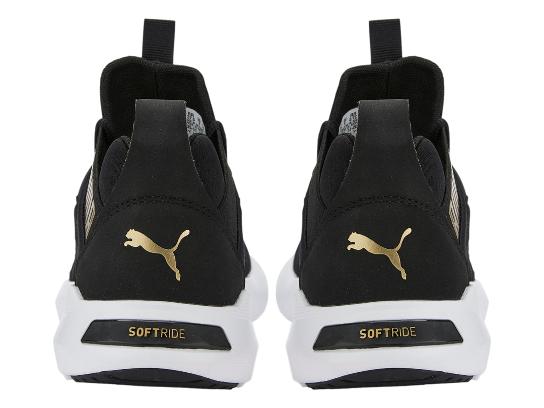 Tenis deportivos PUMA color negro con suela blanca y tejido de malla.