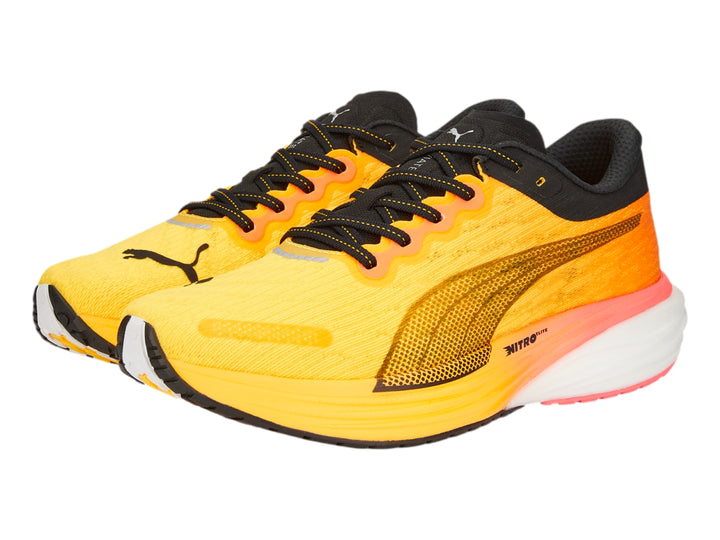 Tenis PUMA Deviate Nitro 2 en colores amarillo y naranja con detalles en negro y suela blanca.