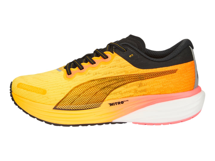 Tenis PUMA Deviate Nitro 2 en colores amarillo y naranja con detalles en negro y suela blanca.