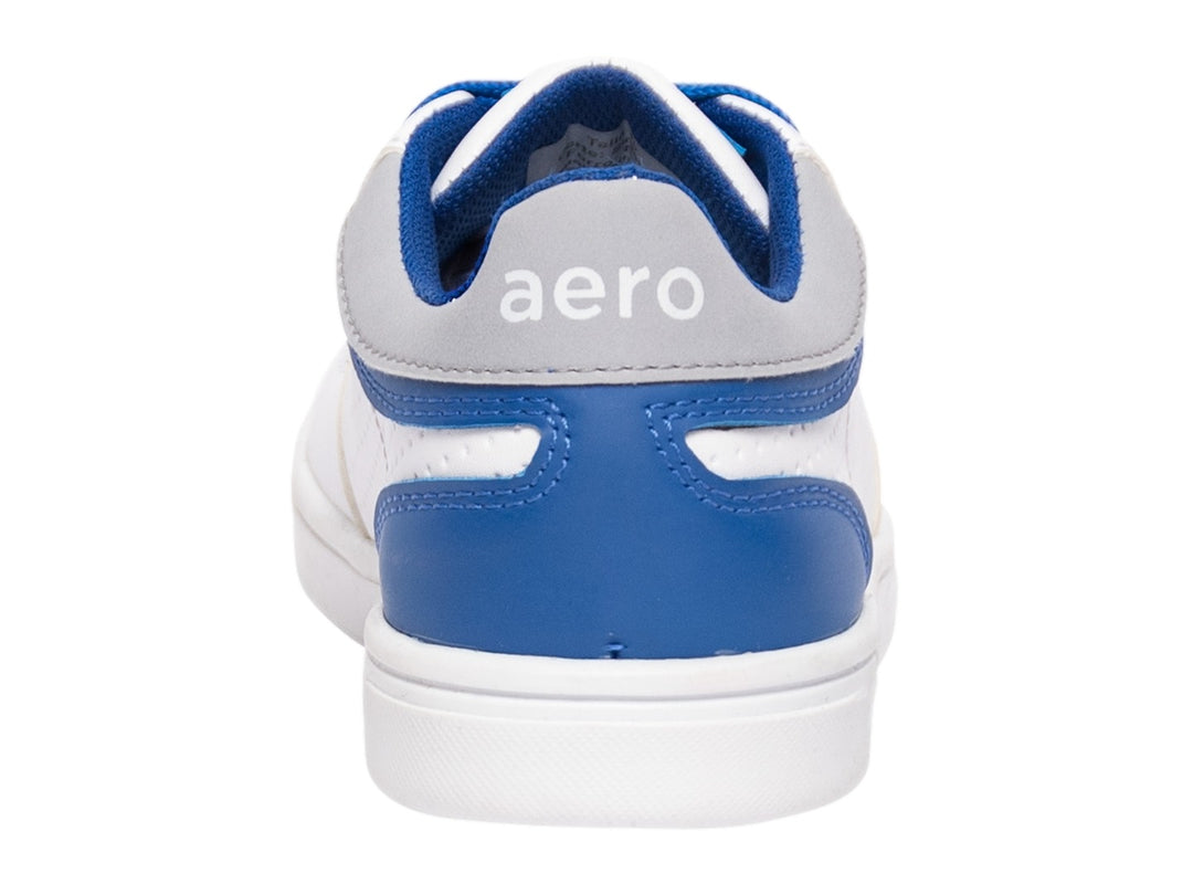 Tenis blancos con cordones y detalles en color azul y gris.