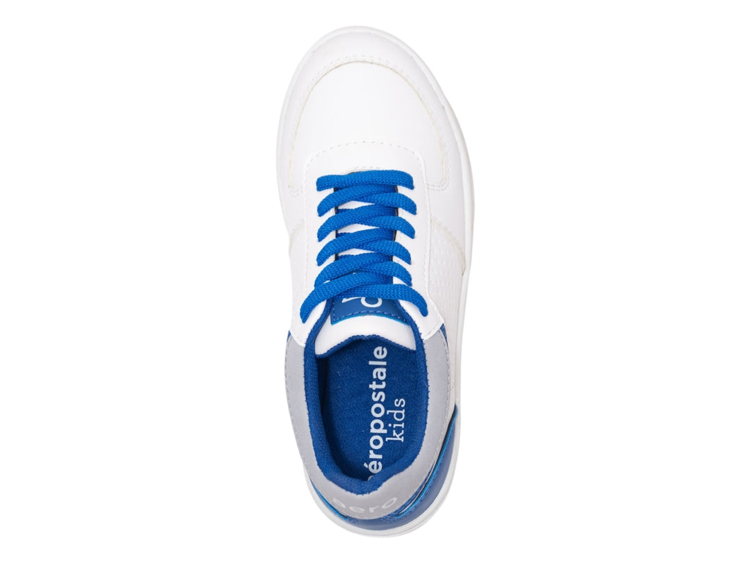 Tenis blancos con cordones y detalles en color azul y gris.