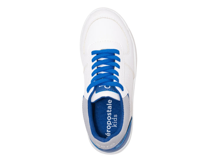 Tenis blancos con cordones y detalles en color azul y gris.