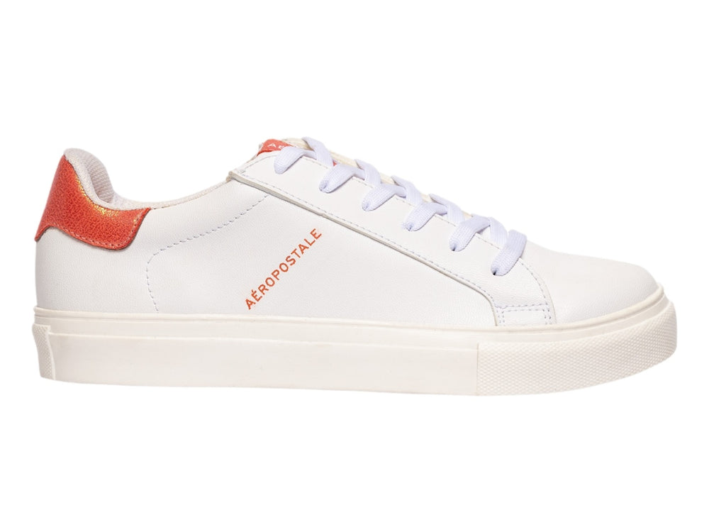 Tenis blancos de la marca Aeropostale con detalles en color naranja en el talón y logotipo lateral.