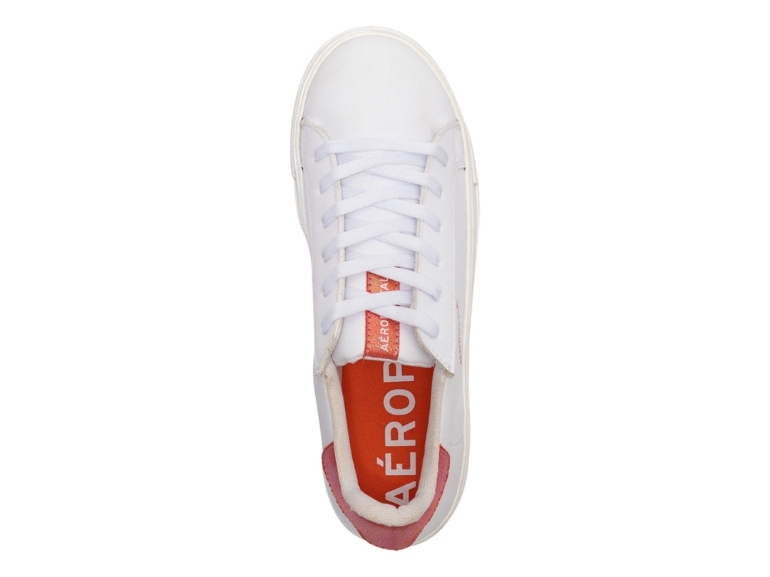 Tenis blancos de la marca Aeropostale con detalles en color naranja en el talón y logotipo lateral.