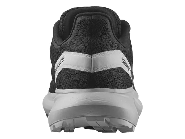 Tenis deportivos Salomon en color negro con suela gris claro y detalles laterales en blanco.