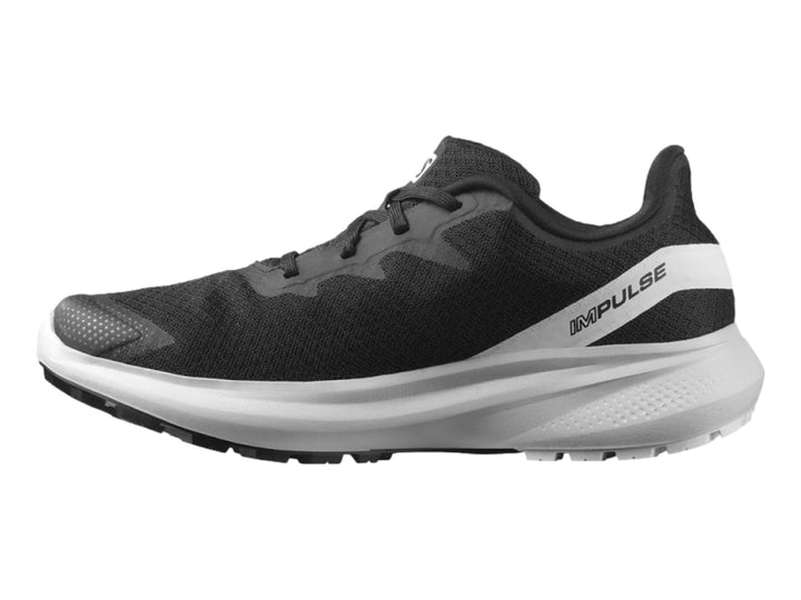 Tenis deportivos Salomon en color negro con suela gris claro y detalles laterales en blanco.