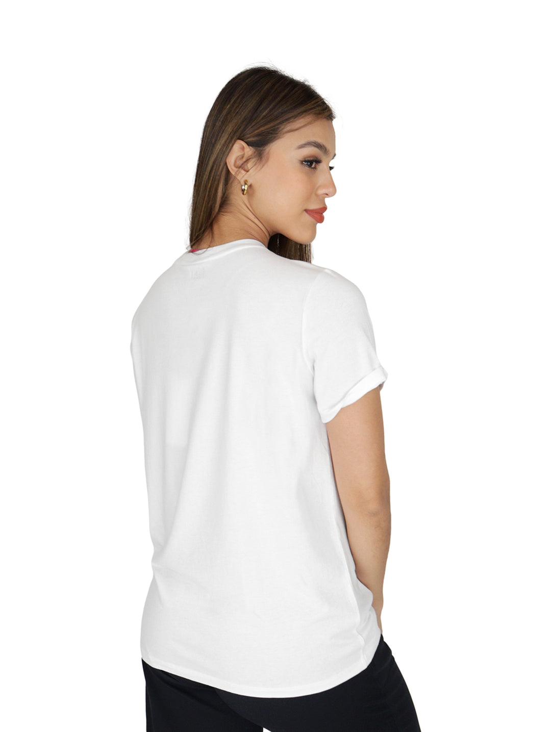 Mujer vistiendo una playera blanca de manga corta con el logotipo DKNY en el pecho.