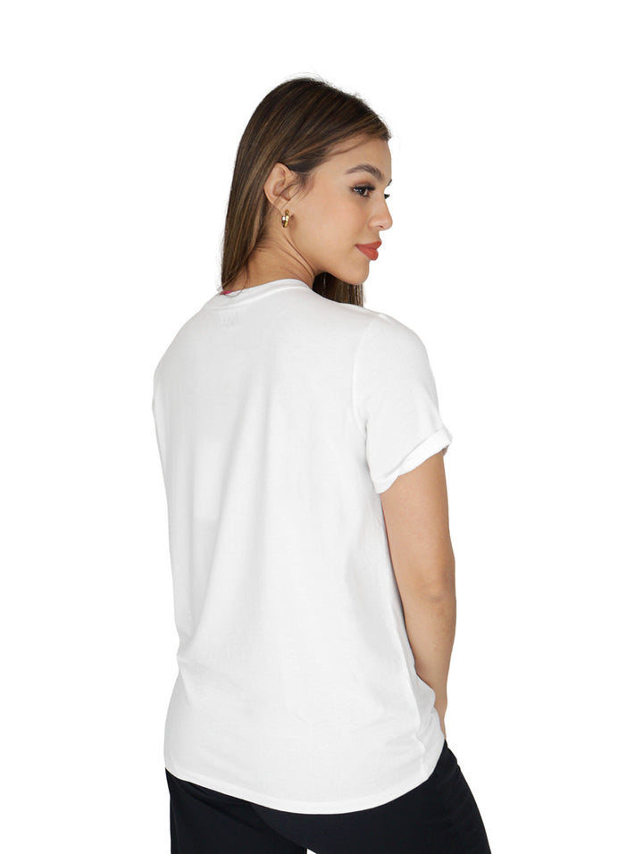 Mujer vistiendo una playera blanca de manga corta con el logotipo DKNY en el pecho.