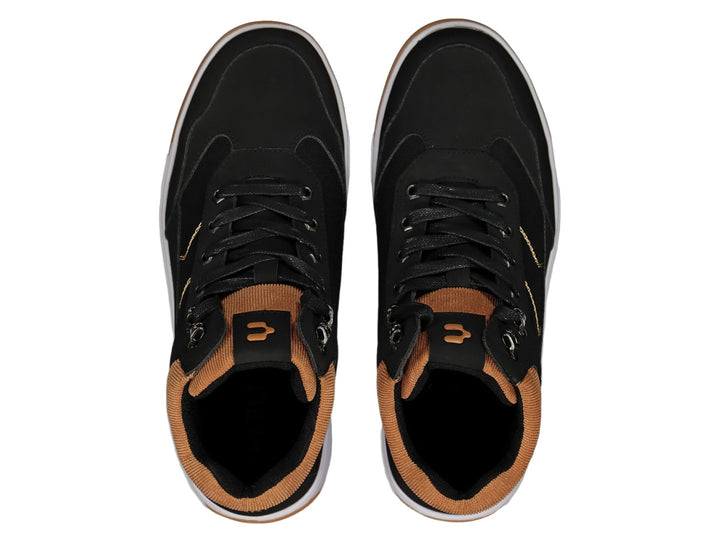 Tenis deportivos de bota color negro con detalles en café y suela blanca y café.