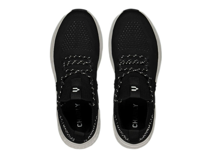 Tenis deportivos Charly color negro con suela blanca y tejido transpirable.