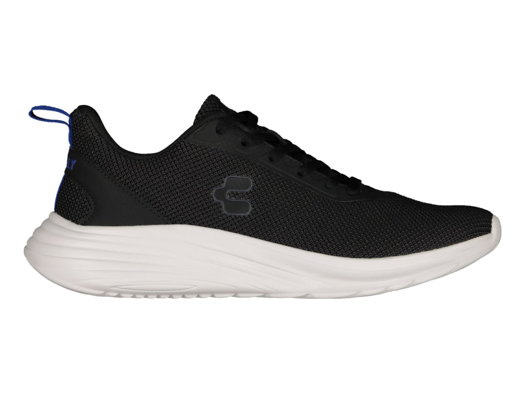 Tenis deportivos Charly color negro con suela blanca y pequeña pestaña azul en el talón.