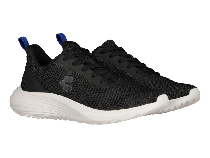 Tenis deportivos Charly color negro con suela blanca y pequeña pestaña azul en el talón.