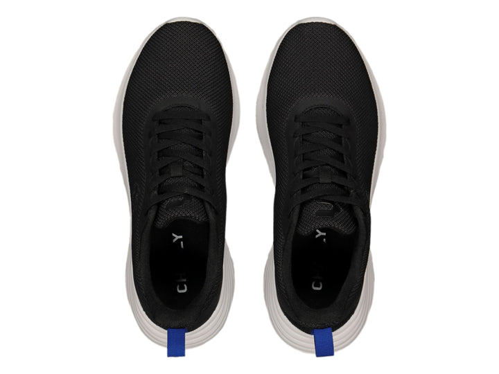 Tenis deportivos Charly color negro con suela blanca y pequeña pestaña azul en el talón.