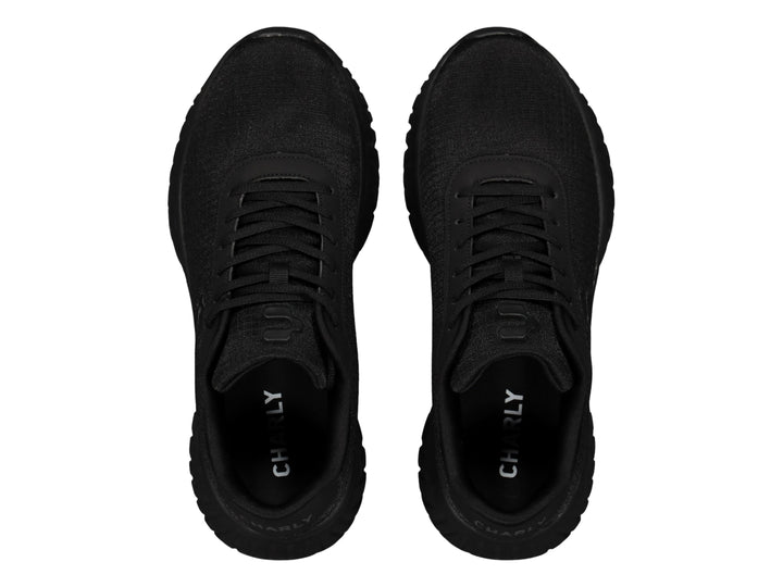 Tenis deportivos Charly color negro con suela ondulada y tejido transpirable.