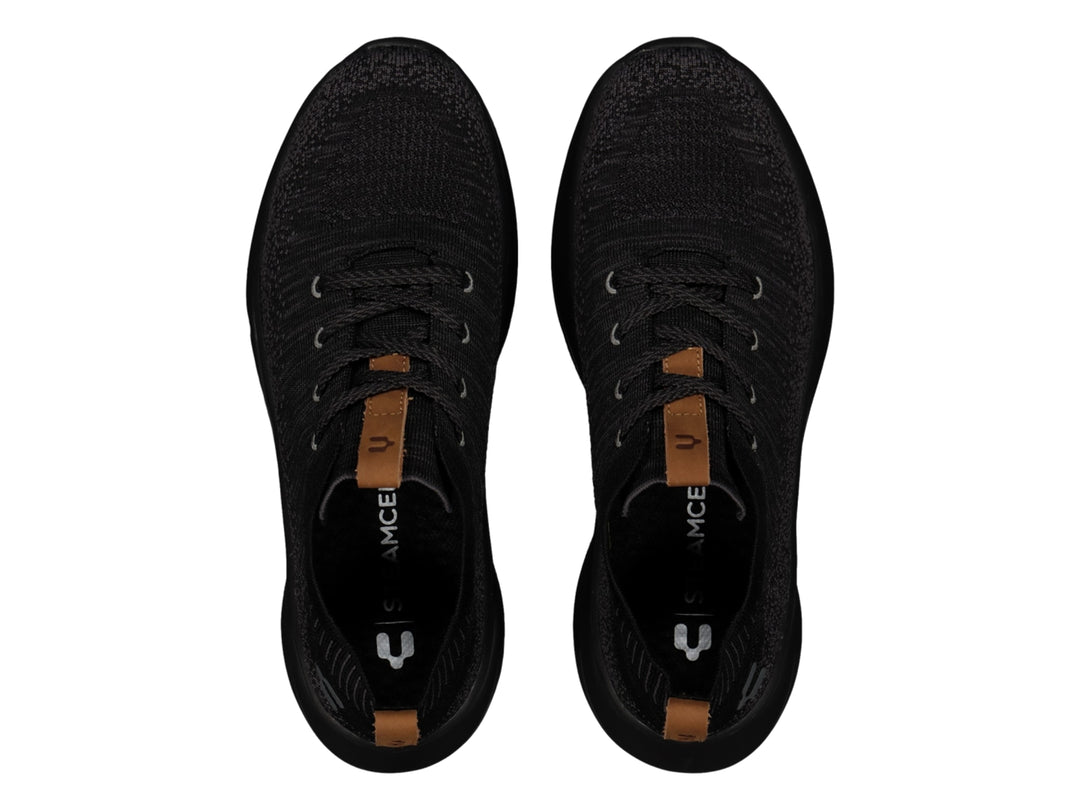 Tenis deportivos Charly color negro con tejido transpirable y suela gruesa.