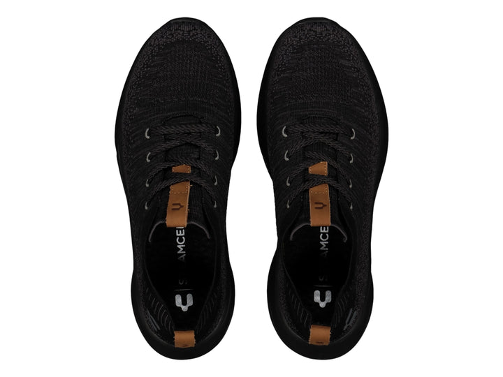 Tenis deportivos Charly color negro con tejido transpirable y suela gruesa.