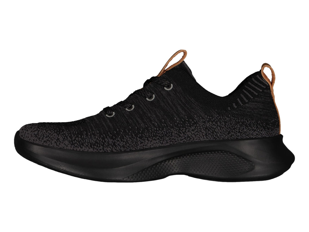 Tenis deportivos Charly color negro con tejido transpirable y suela gruesa.