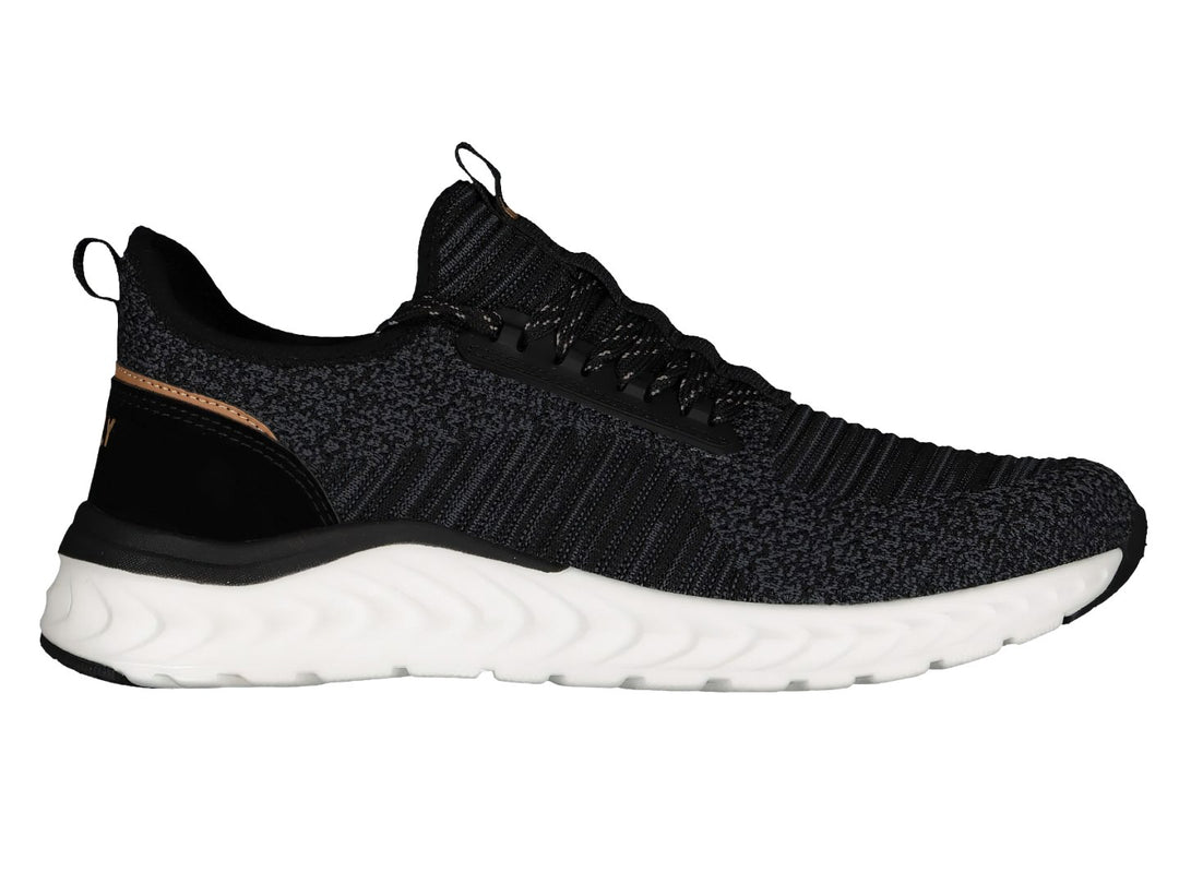 Tenis deportivos Charly color negro con suela blanca y detalles cafés.