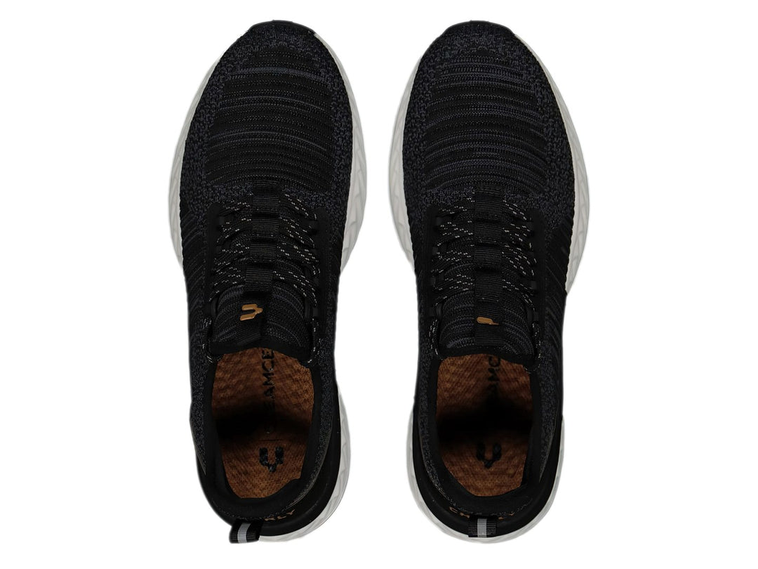 Tenis deportivos Charly color negro con suela blanca y detalles cafés.