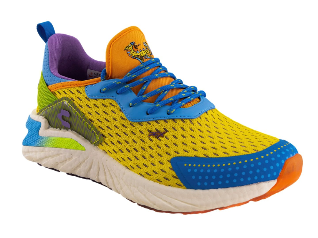 Tenis deportivos Charly multicolor con malla amarilla, detalles en azul y naranja y suela blanca.
