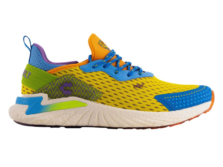 Tenis deportivos Charly multicolor con malla amarilla, detalles en azul y naranja y suela blanca.