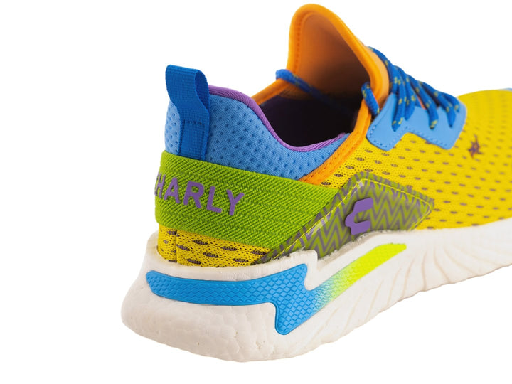 Tenis deportivos Charly multicolor con malla amarilla, detalles en azul y naranja y suela blanca.