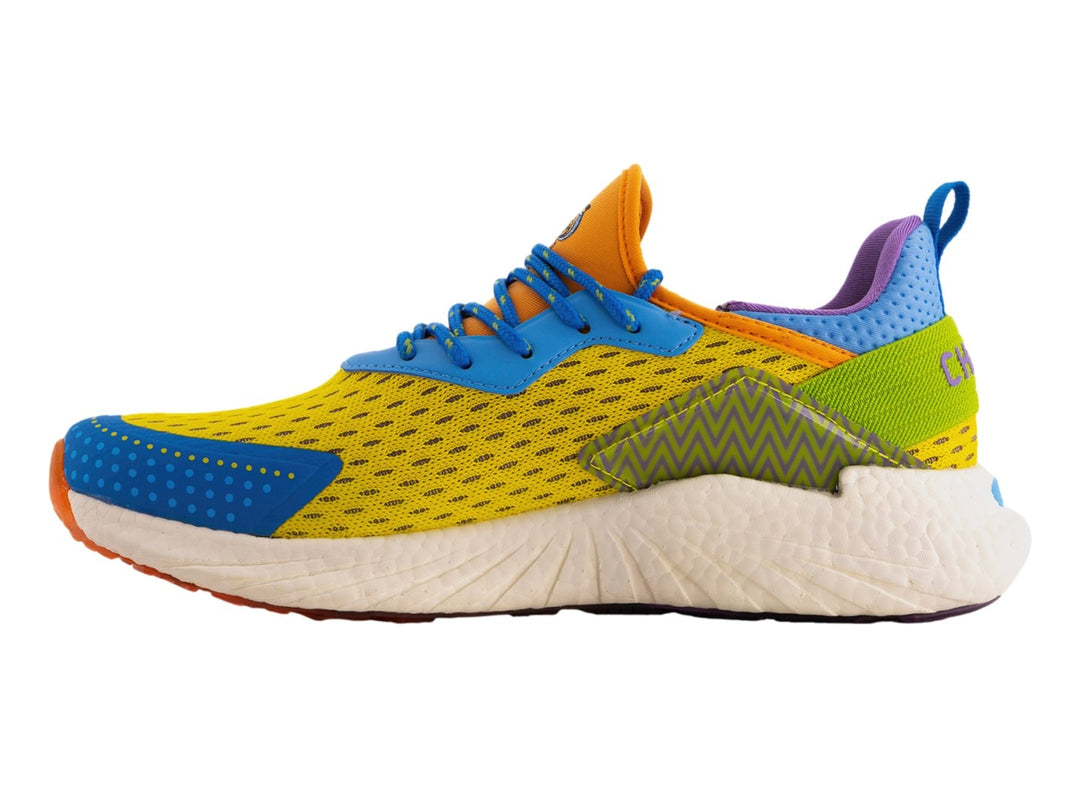 Tenis deportivos Charly multicolor con malla amarilla, detalles en azul y naranja y suela blanca.