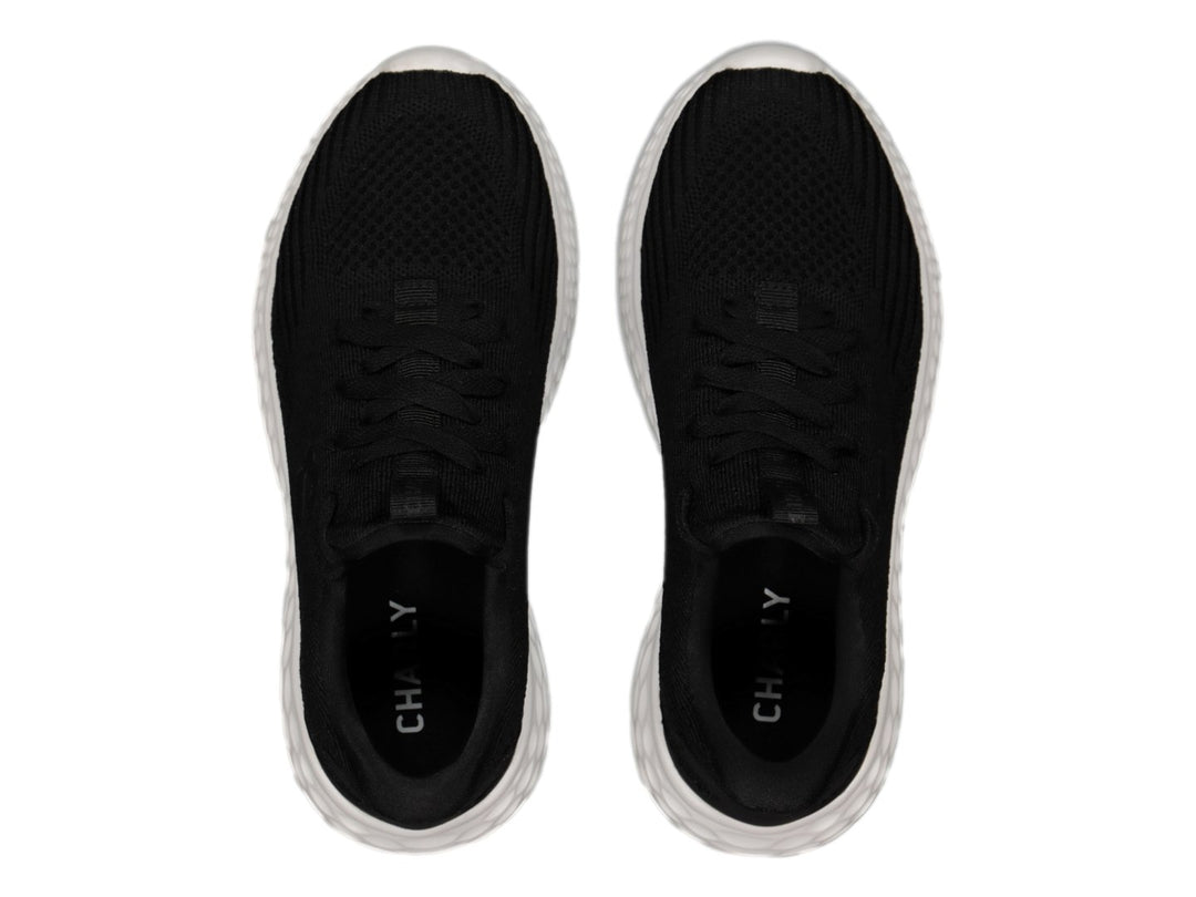 Tenis deportivos Charly color negro con suela blanca texturizada.