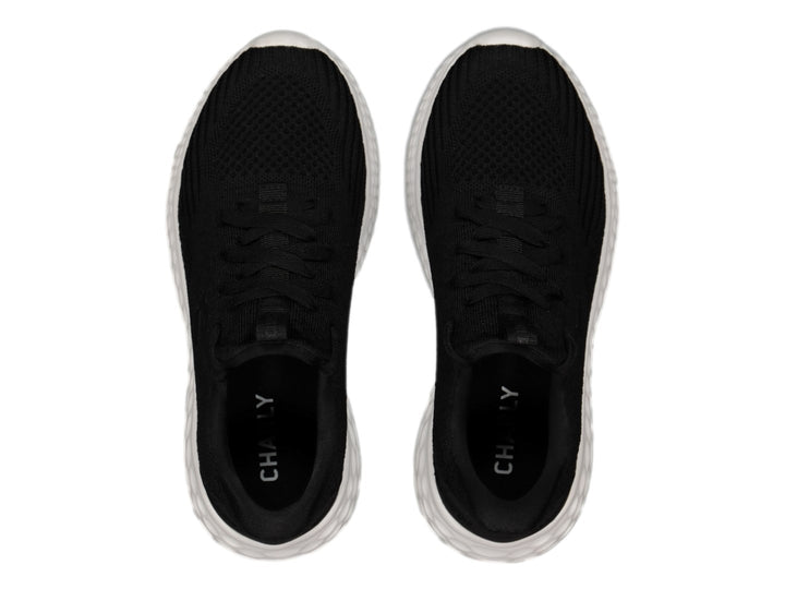 Tenis deportivos Charly color negro con suela blanca texturizada.