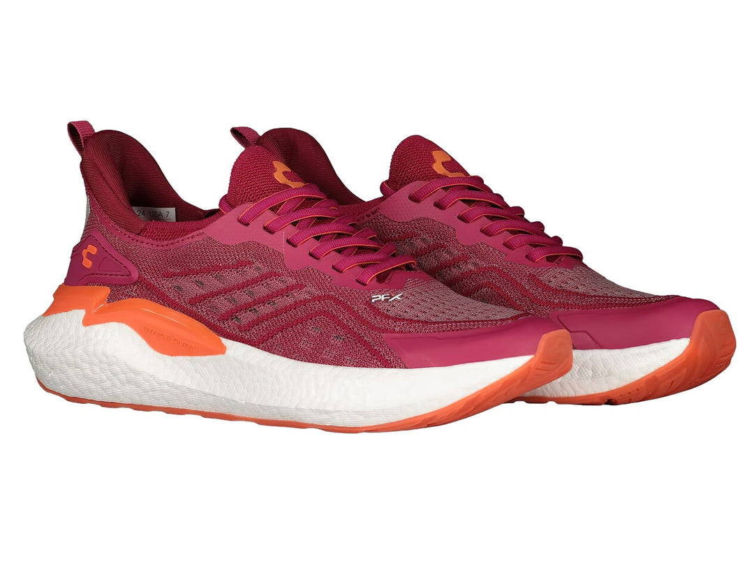 Par de tenis deportivos Charly en color fucsia con suela blanca y detalles en naranja.