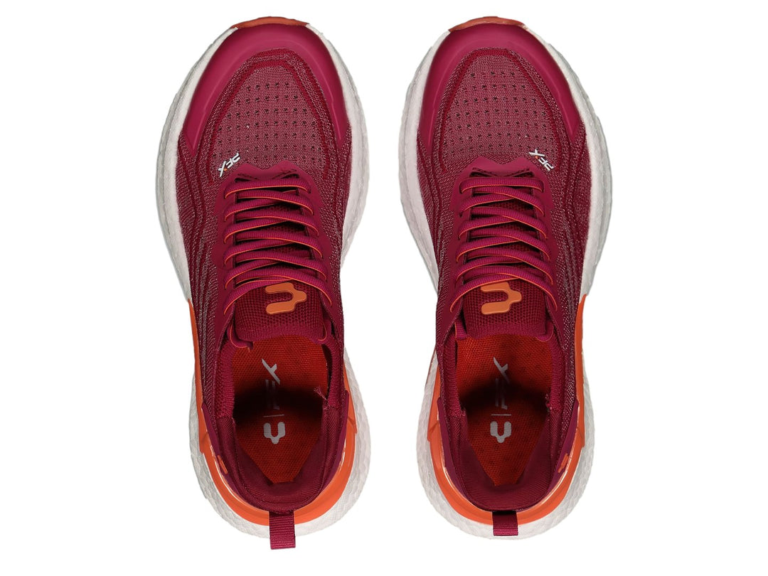 Par de tenis deportivos Charly en color fucsia con suela blanca y detalles en naranja.