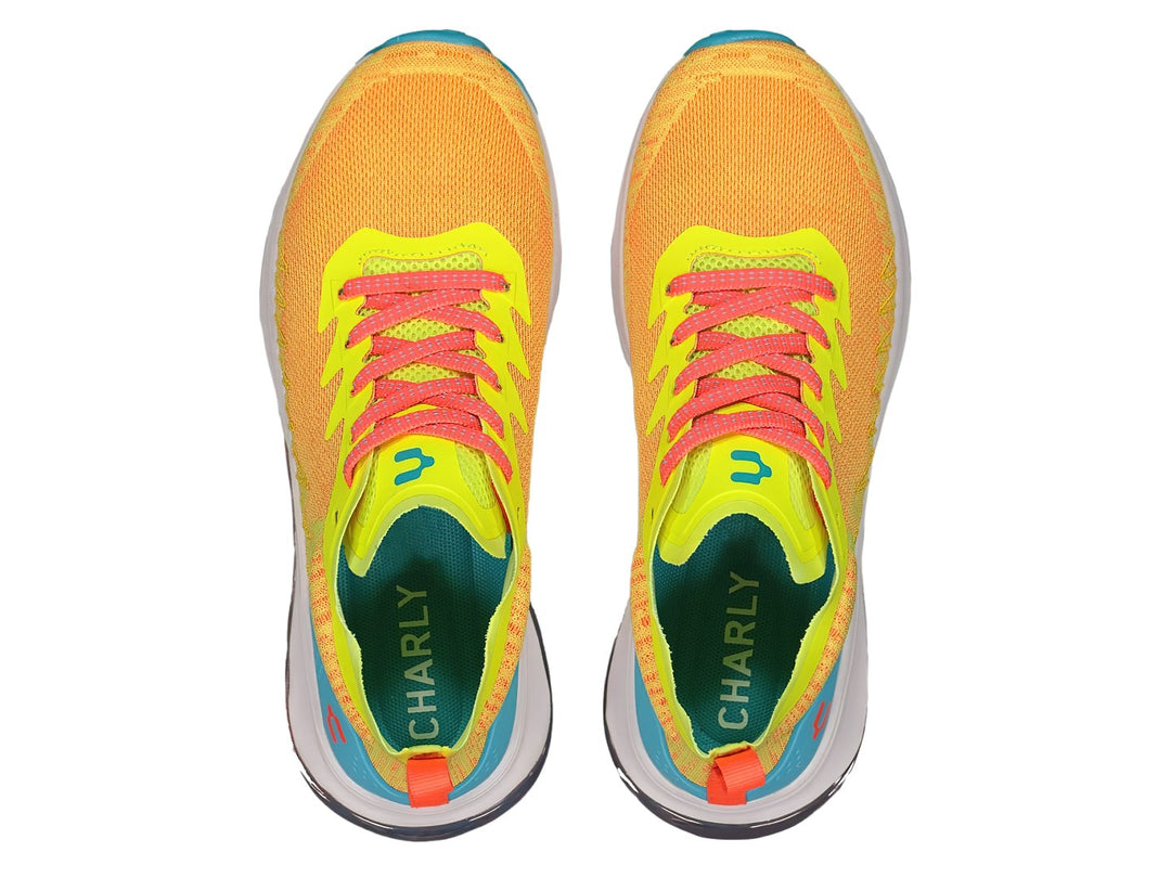 Tenis deportivos Charly color amarillo con detalles en aqua, blanco y cordones rosa.