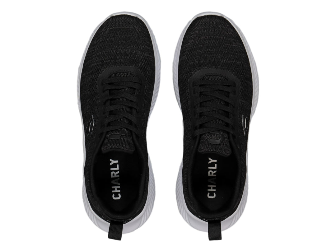 Tenis deportivos Charly color negro con suela blanca y logotipo lateral blanco.