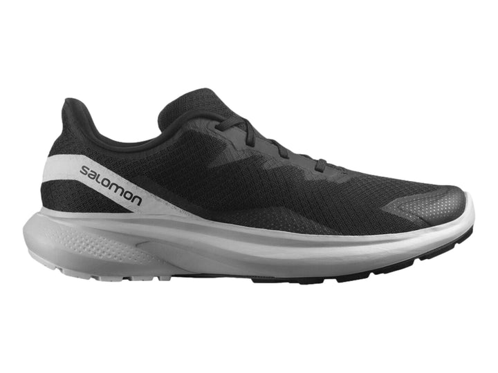Tenis deportivos Salomon en color negro con suela blanca y logotipo lateral blanco.